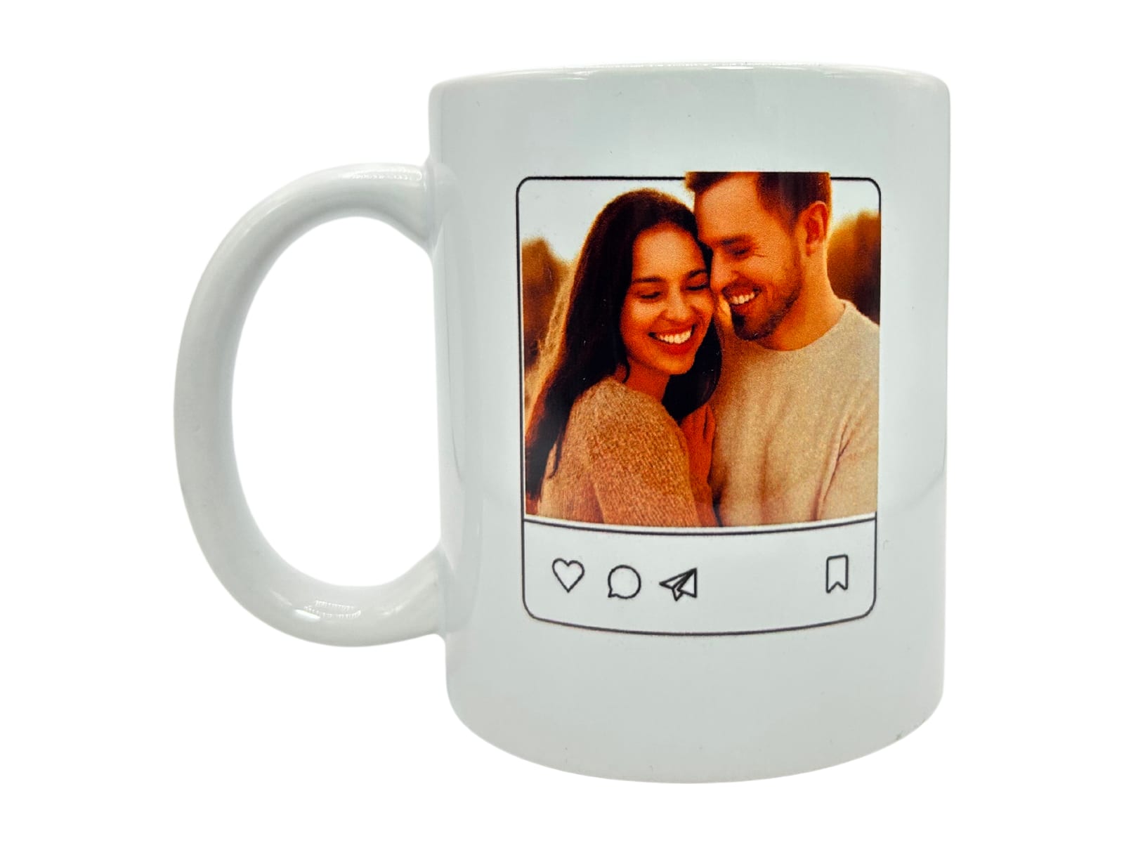 Beispiel: Keramiktasse von LivaGlow, bedruckt mit einem Paarfoto in einem Social-Media-Rahmen